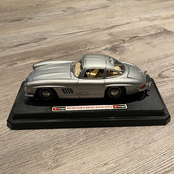 Burago 1954 Mercedes 300SL Die Cast Model 1/24 Scale Metal Car Car Silver - Picture 2 of 9